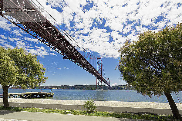 Portugal  Lissabon  Setubal  Blick auf die Brücke 25 de Abril