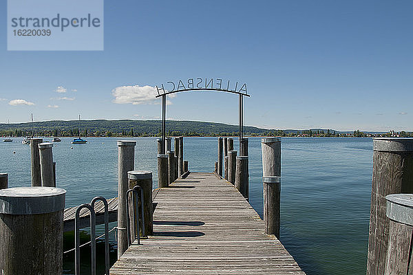 Deutschland  Baden Württemberg  Ansicht der Seebrücke in Allensbach