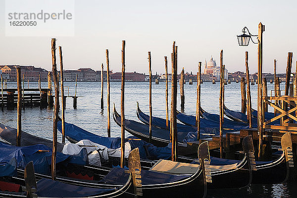 Italien  Venedig  Gondeln vor Anker
