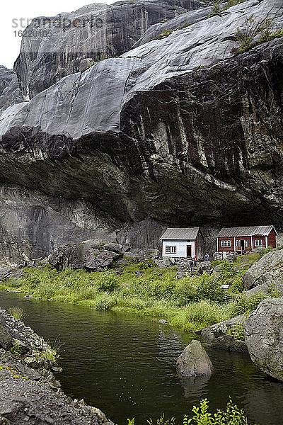 Norwegen  Blick auf alte Fischerhäuser unter dem Berg bei Helleren