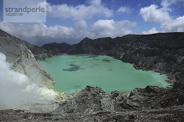 Indonesien  Blick auf den Vulkan Kawah Ijen