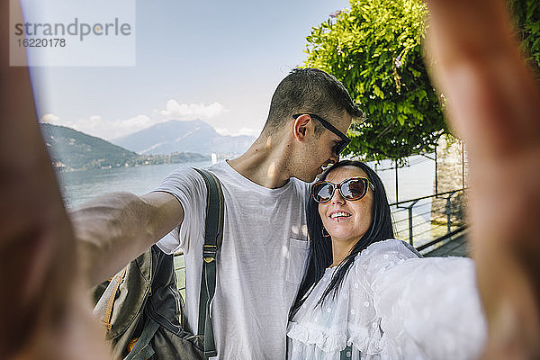 Glückliches junges Paar macht ein Selfie