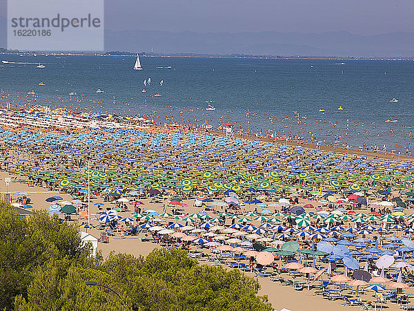 Italien  Udine  Blick auf den Strand mit Sonnenschirmen