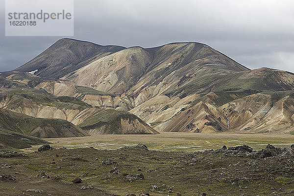 Island  Berglandschaft mit bewölktem Himmel
