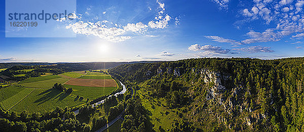 Deutschland  Bayern  Kipfenberg  Drohnenpanorama des Naturparks Altmühltal im Frühling