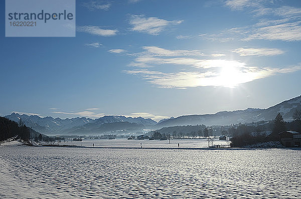Deutschland  Bayern  Blick auf die Berge der Allgäuer Alpen und der Bayerischen Alpen im Winter