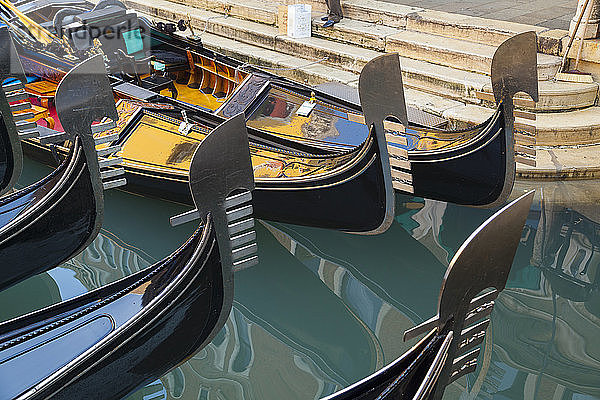 Italien  Venedig  Gondeln im Kanal in der Nähe des Markusplatzes