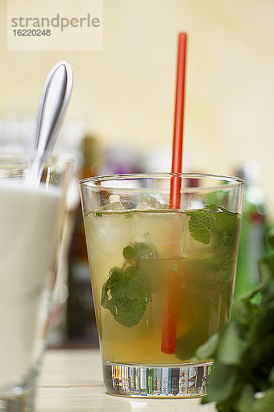 Mojito-Cocktail mit Minze und Trinkhalm  Nahaufnahme