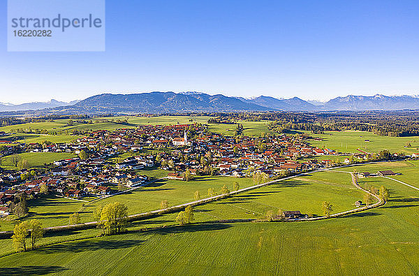 Deutschland  Bayern  Königsdorf  Luftaufnahme eines Dorfes im Alpenvorland im Sommer