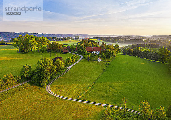 Deutschland  Bayern  Oberbayern  Tolzer Land  bei Eurasburg  Weiler  Felder bei Sonnenaufgang  Luftaufnahme