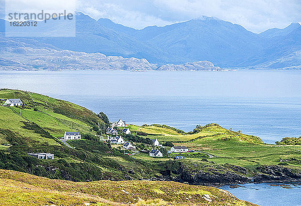 Europa  Großbritannien  Schottland  Hebriden  südöstlich der Isle of Skye  Bauernhöfe am Meer bei Point of Sleat