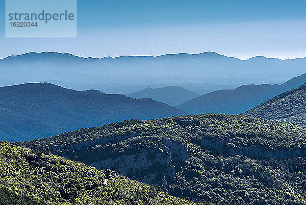 Spanien  Katalonien  Comarque de Garrotxa  Tortella  Landschaft der katalanischen Pyrenäen  gesehen von der Alta Garrotxa