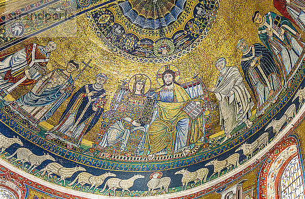 Italien  Rom  Stadtteil Trastevere  Kirche Santa Maria in Trastevere  Fresken in der Apsis (12. Jahrhundert  von Dominiquin und Cavallini) zur Ehre der Jungfrau
