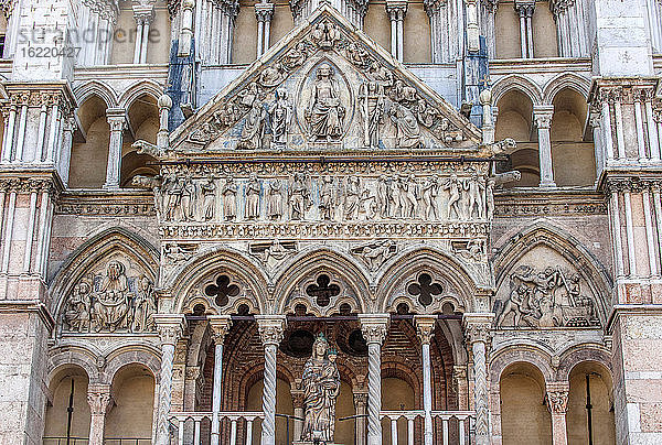 Italien  Emilia-Romagna  Ferrare Fassade der Kathedrale Saint Georges  Details der Fassade