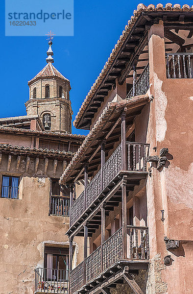 Spanien  Autonome Gemeinschaft Aragonien  Provinz Teruel  Dorf Albarracin (Schönstes Dorf Spaniens)  Haus mit Holzbalkonen
