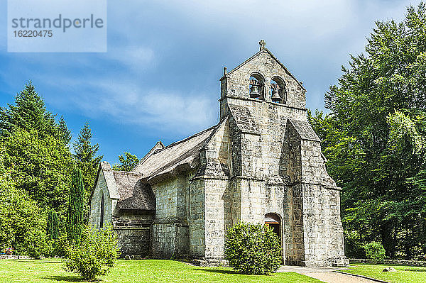Frankreich  Limousin  Coreze  Dorf Lestards  Kirche Saint Martial (12.-15. Jahrhundert  historisches Denkmal) mit Reetdach (12.-15. Jahrhundert  historisches Denkmal)