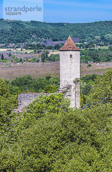 Frankreich  Okzitanien  Quercy  Lot  Turm des Dorfes Montvalent auf dem Lande