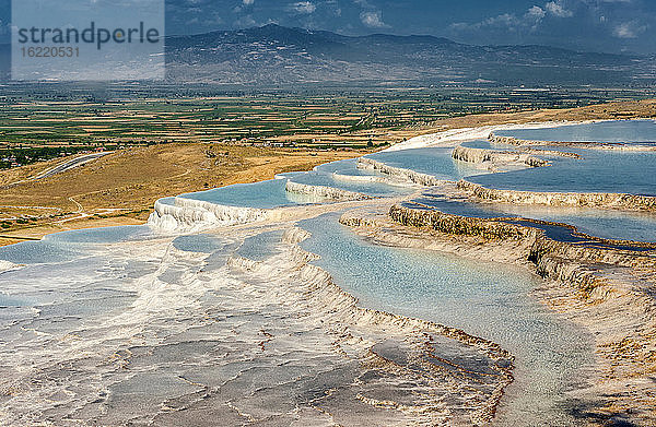 Türkei  Ägäis-Region  Pamukkale (Baumwollburg) (Tuffstein  gebildet durch mineralisierte Heißwasserquellen) (UNESCO-Welterbe)