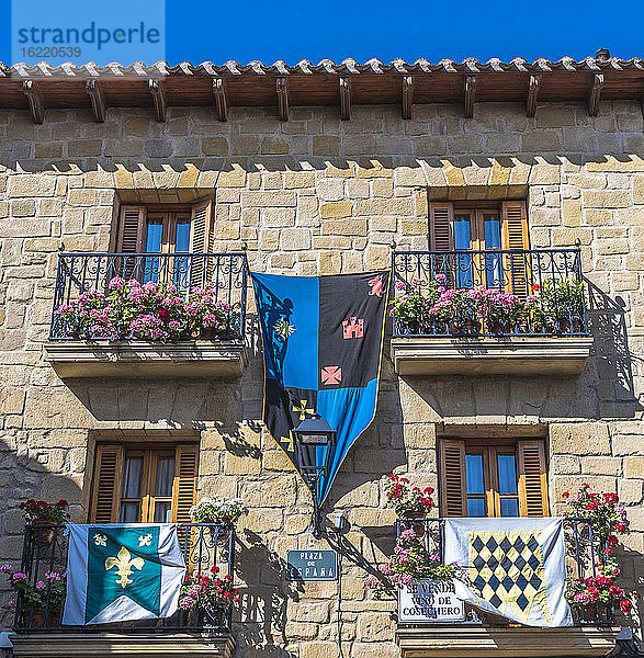 Spanien  Rioja  Mittelalterliche Tage von Briones (Festival von nationalem touristischem Interesse)  mit Fahnen geschmückte Hausfassade