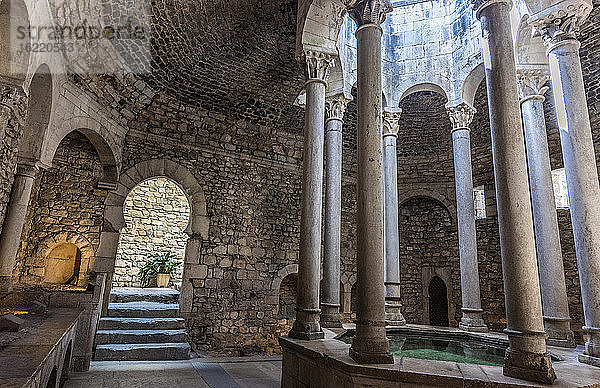Spanien  Katalonien  Girona  Arabische Bäder (12. Jahrhundert)  Apodyterium und sein achteckiges Becken