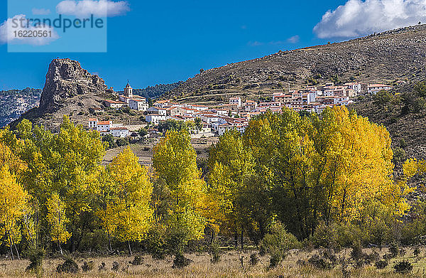 Spanien  Autonome Gemeinschaft Kastilien-La Mancha  Provinz Cuenca  Nationalpark Serrania de Cuenca  Blick auf das Bergdorf Huelano und Pappeln am Ufer des Flusses Jucar