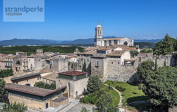 Spanien  Katalonien  Girona  Stadtmauern  Glockenturm der Kathedrale und Universität von Girona