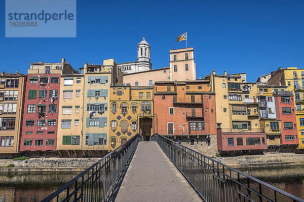 Spanien Katalonien  Girona  Fluss Onyar  Fußgängerbrücke Sant Agusti  bunte Fassaden der Altstadt und Glockenturm der Kathedrale von Girona