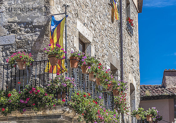 Spanien  Katalonien  Provinz Girona  mittelalterliches Dorf Besalu  geblümter Balkon mit Flagge der autonomen Gemeinschaft