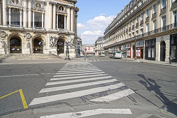 Frankreich Paris  9. Arrondissement 20/03/20. Kein Verkehr auf dem leeren Place de lâ€™Opera  aufgrund der von der französischen Regierung beschlossenen Eindämmungspflicht zur Bekämpfung der Coronavirus-Epidemie.