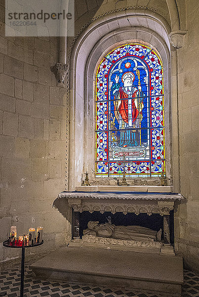Frankreich  Loiretal  Pays de la Loire  Maine-et-Loire  Kirche Candes-Saint-Martin  Altar und Glasmalerei mit dem Heiligen Martin (UNESCO-Welterbe) (Schönstes Dorf Frankreichs)