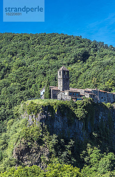 Spanien  Katalonien  Naturpark Vulkanische Zone Garrotxa  Castellfollit de la Roca  Kirche und Häuser auf dem Basaltfelsen