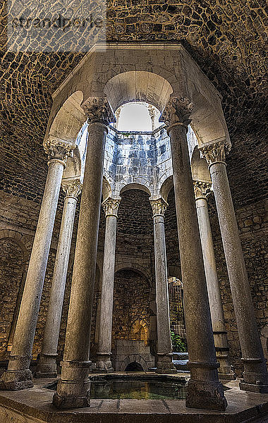 Spanien  Katalonien  Girona  Arabische Bäder (12. Jahrhundert)  Apodyterium und sein achteckiges Becken