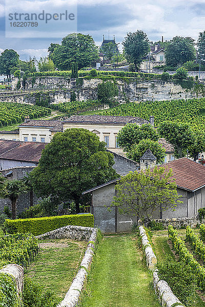 Frankreich  Gironde  Saint Emilion (UNESCO-Weltkulturerbe)  Blick von der Porte Brunet (unten Chateau Ausone  1er grand cru classe A des Saint Emilion AOC)