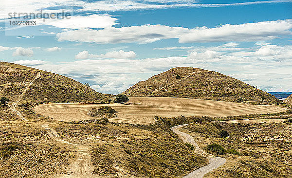 Spanien  Autonome Gemeinschaft Aragonien  Provinz Huesca  Pyrenäen  Loporzano  Feld inmitten des Ödlands am Monte Aragon