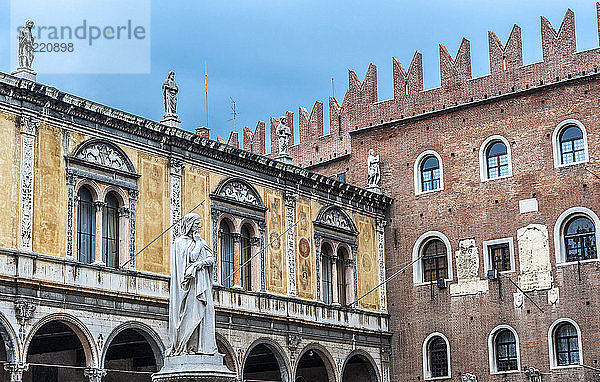 Italien  Venetien  Verona  Dante-Statue (1865) vor dem Scaligeri-Palast und der Loggia del Consiglio auf der Piazza dei Signori