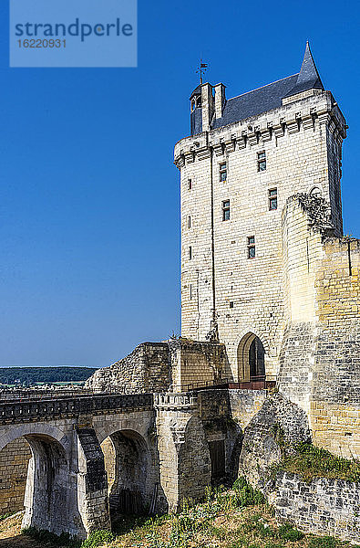 Frankreich  Zentral-Val de Loire  Indre-et-Loire  Königliche Festung von Chinon  Graben und Uhrenturm (14. Jahrhundert)