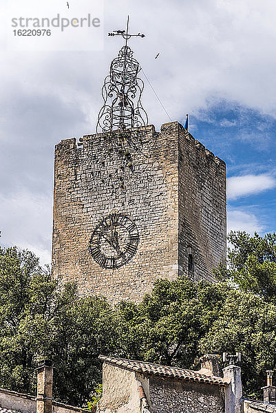 Frankreich  Provence-Alpes-Cote d'Azur  Vaucluse  Pernes-les-Fontaines  Glockenturm (12. Jh.)  schmiedeeiserner Kirchturm (18. Jh.) und eine Wetterfahne mit einer Katze  die eine Maus jagt.