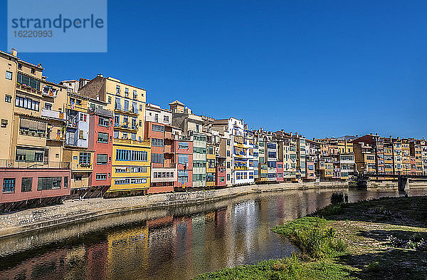 Spanien Katalonien  Girona  Fluss Onyar  bunte Fassaden in der Altstadt