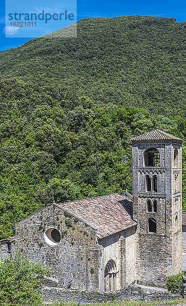 Spanien  Katalonien  Pyrenäen  Provinz Girona  Bergdorf Beget  romanische Kirche Sant Cristofol (lombardisch-romanischer Glockenturm)