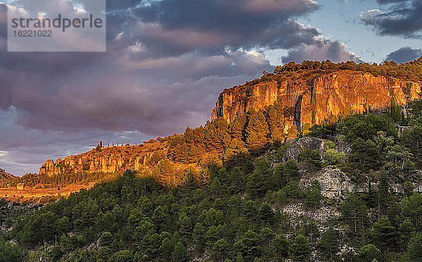 Spanien  Autonome Gemeinschaft Kastilien-La Mancha  Provinz Cuenca  Sonnenuntergang auf dem Berg Cuenca