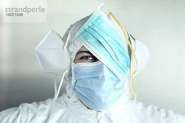 Schutz vor dem Coronavirus. Mann mit verschiedenen Arten von Masken.