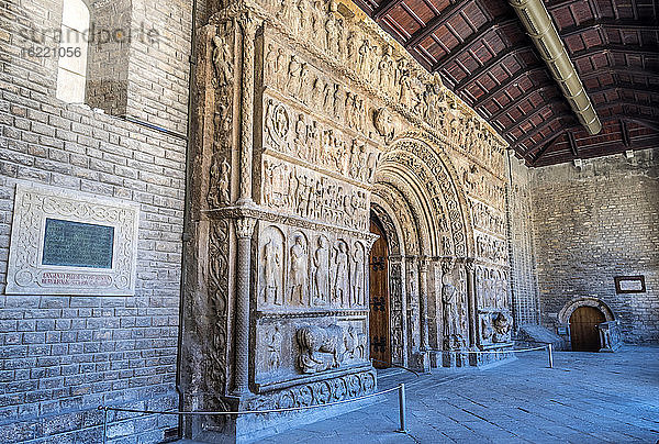 Spanien  Katalonien  Provinz Girona  Ripoll  altes Benediktinerkloster Santa-Maria  Portal (12. Jahrhundert)