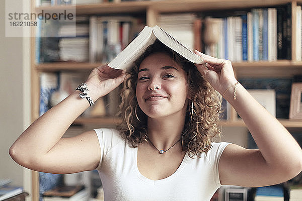 Mädchen im Teenageralter und der Alltag. Lesen