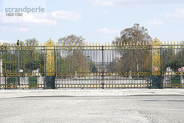 Frankreich Paris  8. Arrondissement 20/03/20. Kein Verkehr auf dem leeren Place de la Concorde  aufgrund der von der französischen Regierung beschlossenen Eindämmungspflicht zur Bekämpfung der Epidemie. Die Tore des Tuileriengartens sind für die Öffentlichkeit geschlossen.
