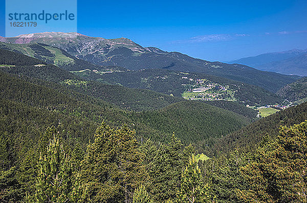 Spanien  Katalonien  Provinz Girona  Stadt Alp  Spanische Pyrenäen  Skistation La Molina vom Col de Tosses aus gesehen
