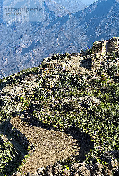 Naher Osten  Jemen  Zentraler Westen  Region Jebel Harraz (Tentativliste des UNESCO-Welterbes)  Dorf und Terrassenanbau (Aufnahme 03/2007)