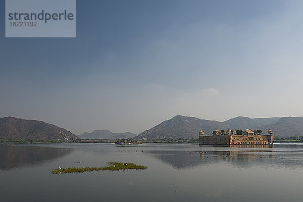 Palast inmitten eines Sees  Jaipur  Indien