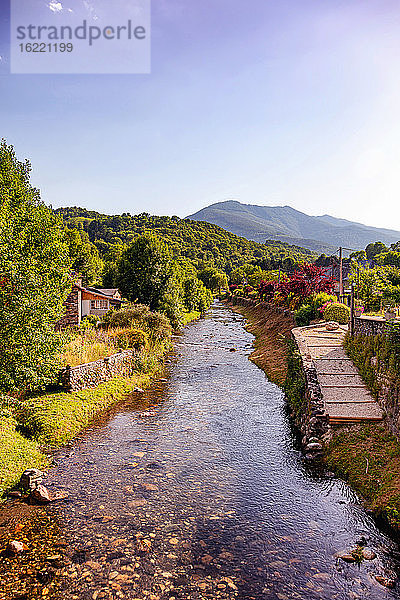 Blick auf das Dorf am Fluss Audressein im Departement Ariege  in den Pyrenäen  Region Occitanie  Frankreich