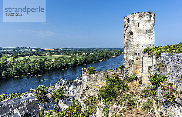 Frankreich  Zentral-Val de Loire  Indre-et-Loire  Blick auf die Vienne von der königlichen Festung von Chinon  Moulin-Turm und Festungsmauern