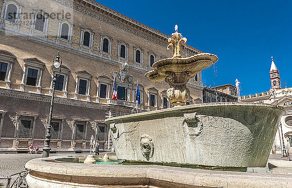 Italien  Rom  Stadtteil Campo dei Fiori  Farnese-Palast (Französische Botschaft und Französische Schule von Rom  16. Jahrhundert) und Brunnen (Becken der Caracalla-Thermen)